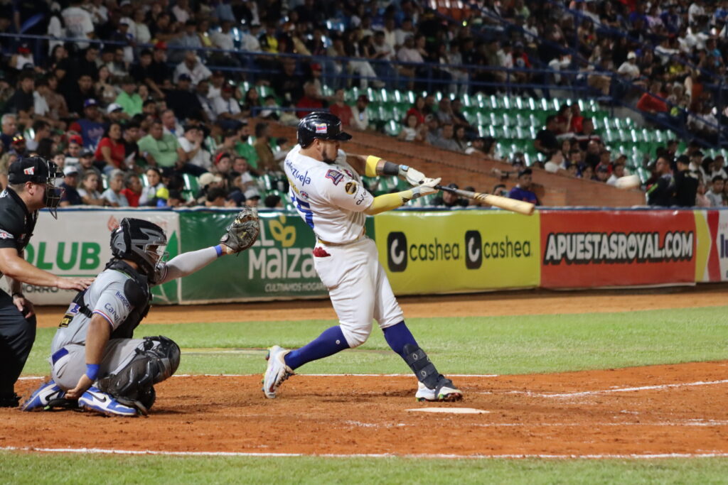 Un bateador de los Tiburones de La Guaira hace swing ante los Tigres de Aragua en el Estadio Universitario de Caracas: Tigres 7-6 Tiburones