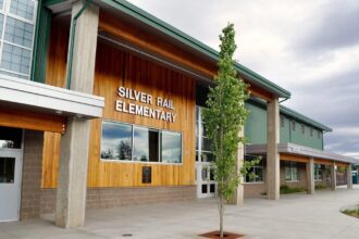 Tirador activo en una escuela de Oregon: fachada de la escuela primaria Silver Rail, en Bend