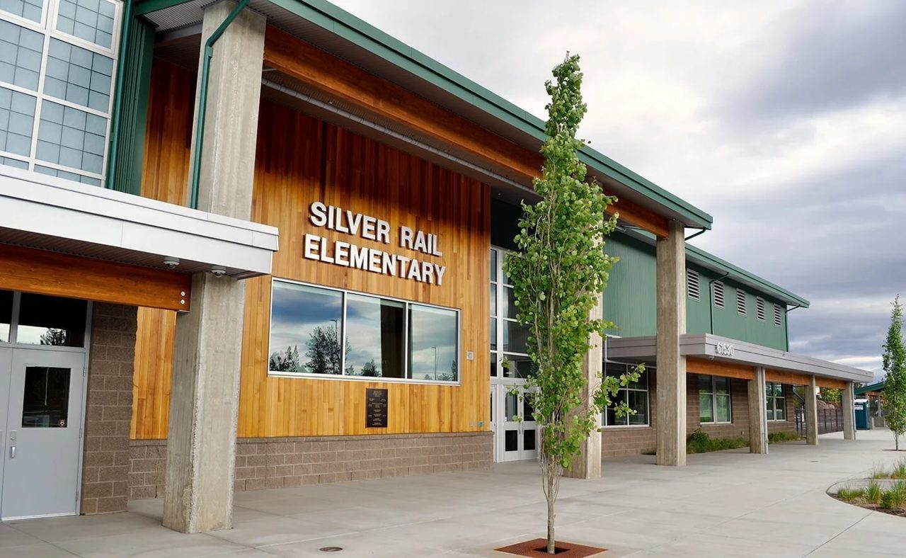 Reportan un tirador activo en una escuela primaria de Bend, Oregon Tirador activo en una escuela de Oregon: fachada de la escuela primaria Silver Rail, en Bend
