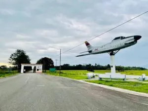 Tiroteo en Táchira: entrada de la Base Aérea Santo Domingo, en el municipio Fernández Feo, con el avión monumento de la unidad
