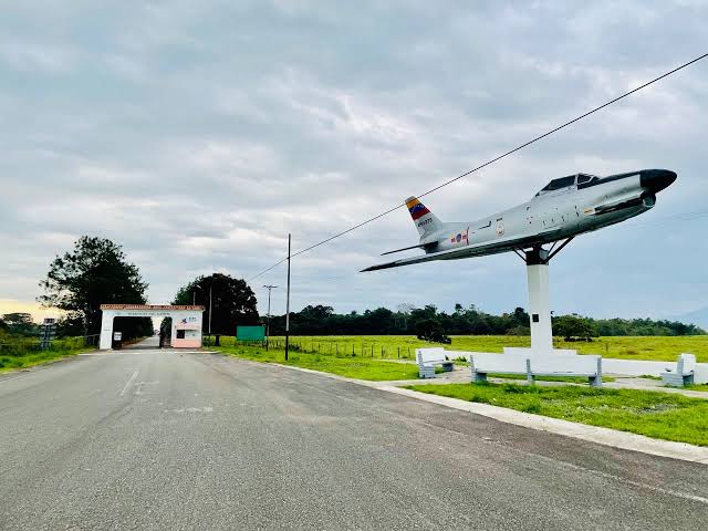 Tiroteo en Táchira: entrada de la Base Aérea Santo Domingo, en el municipio Fernández Feo, con el avión monumento de la unidad