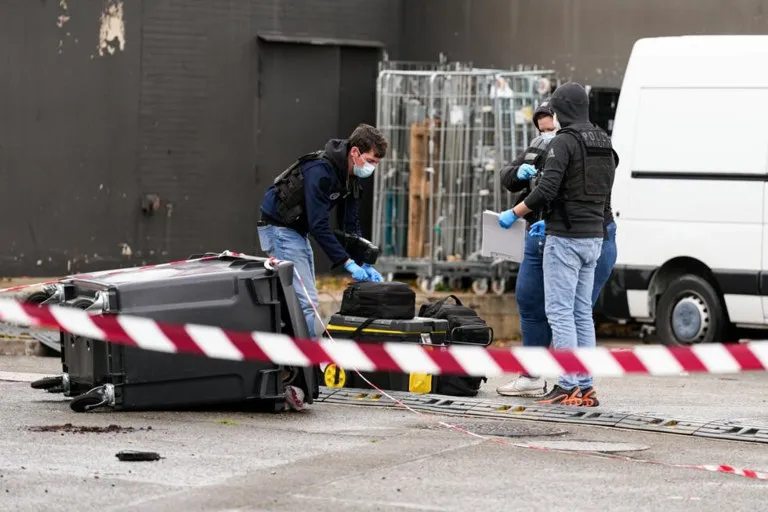 Tiroteo de Trappes: agentes de la policía científica francesa trabajan en la escena acordonada del ataque en Yvelines