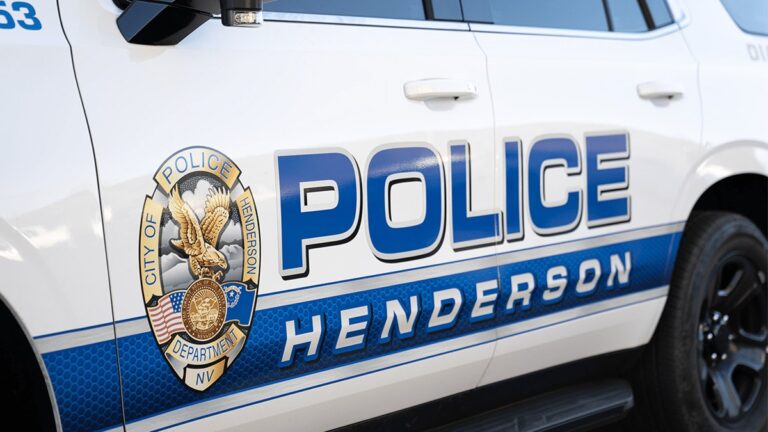 Patrulla de la Policía de Henderson con su escudo en la puerta, el cuerpo que investiga el tiroteo en Henderson de este viernes en Center Street