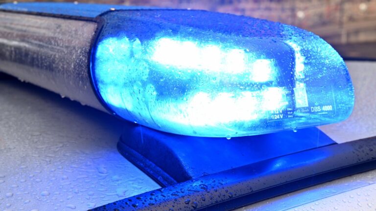 Luz de emergencia azul de una patrulla policial durante la respuesta al tiroteo en Las Vegas ocurrido en Sunrise Manor