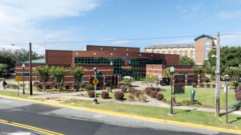 Campus de la Universidad Florida A&M en Tallahassee, cerca del estadio Bragg Memorial, en la previa del tiroteo en Tallahassee