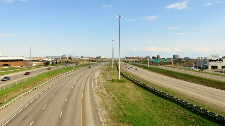Tiroteo en una fiesta de Halloween en Laval: vista del intercambio de las autopistas 15 y 440 en Laval, Quebec, Canadá