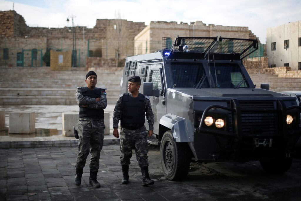 Tiroteo en una iglesia de Jordania: agentes de seguridad junto a un blindado en Karak, en imagen de archivo de Reuters