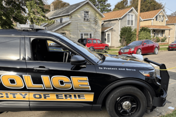 Patrulla de la Policía de Erie en la escena del tiroteo en Perry Street, Pennsylvania