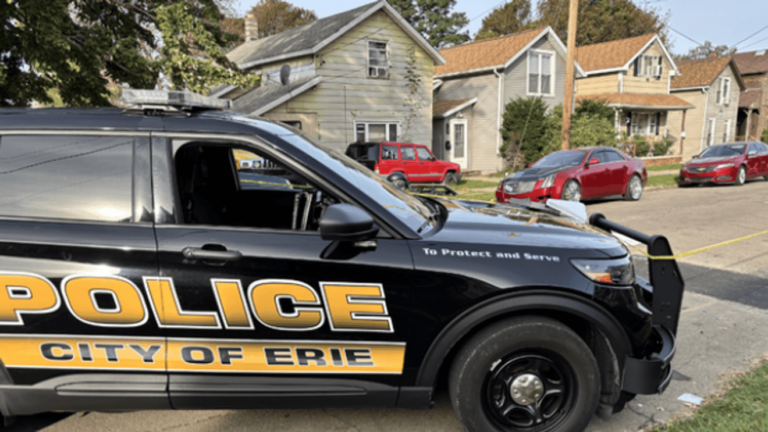 Patrulla de la Policía de Erie en la escena del tiroteo en Perry Street, Pennsylvania
