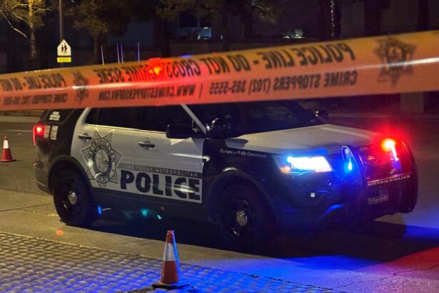 Tiroteo en Las Vegas: una patrulla del LVMPD tras la cinta policial en una escena nocturna de la ciudad