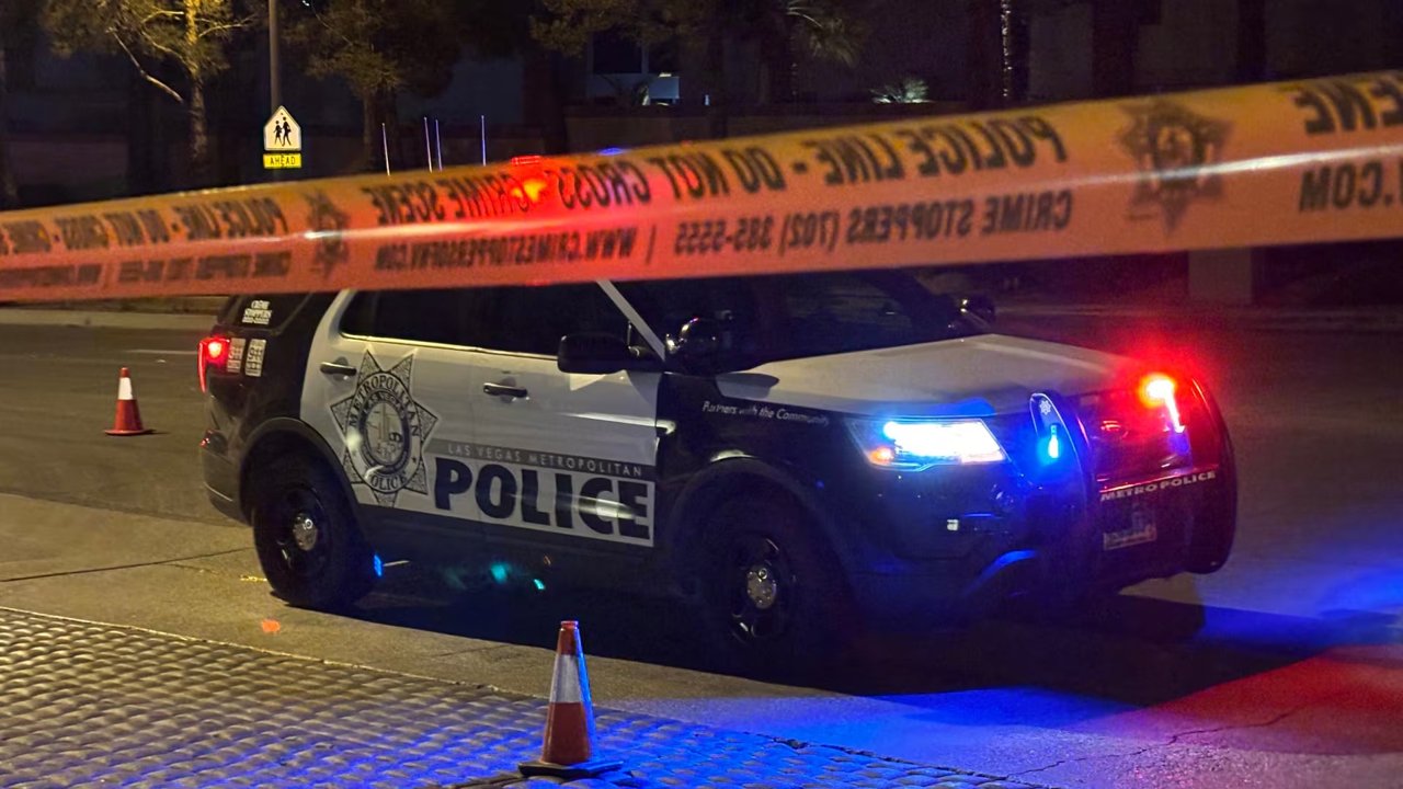 Tiroteo en Las Vegas: un hombre murió en un estacionamiento de East Flamingo Road Tiroteo en Las Vegas: una patrulla del LVMPD tras la cinta policial en una escena nocturna de la ciudad