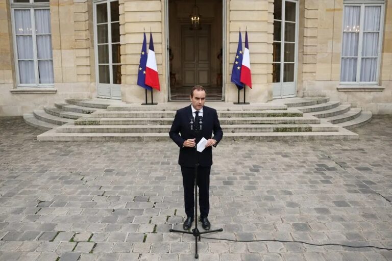 Sébastien Lecornu, primer ministro de Francia, al confirmar los tiroteos cerca de París en Trappes y La Verrière