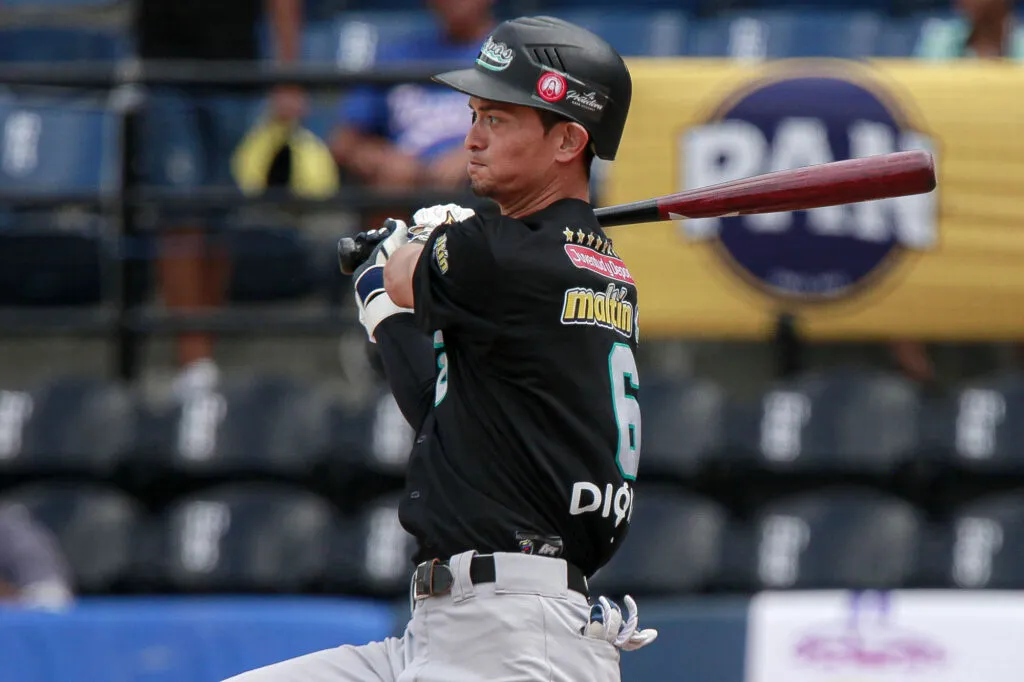 Tomo Otosaka con el uniforme de Bravos de Margarita en la LVBP