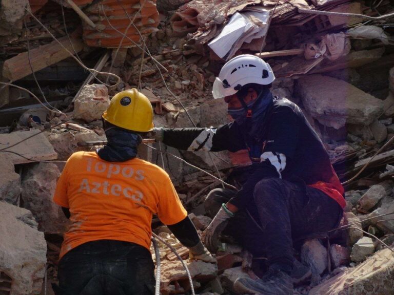 Rescatistas de los Topos Aztecas trabajando entre los escombros de un edificio derrumbado en La Guaira