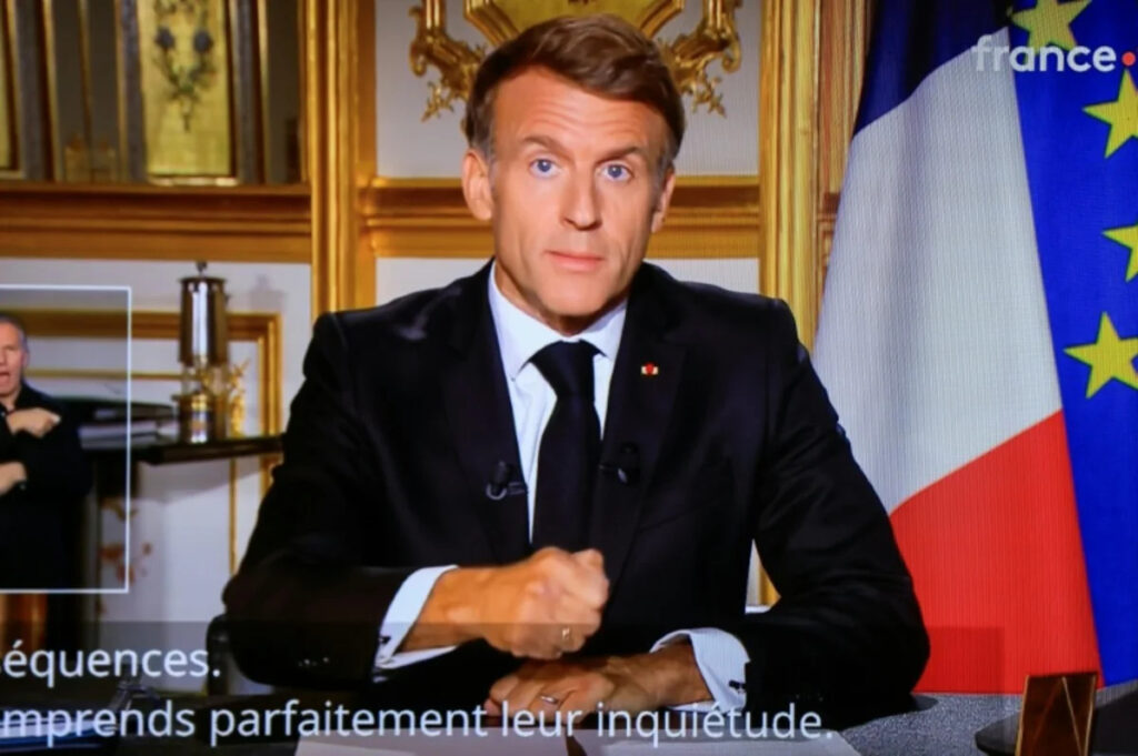 Emmanuel Macron durante su discurso televisado sobre los toques de queda en Francia y los disturbios