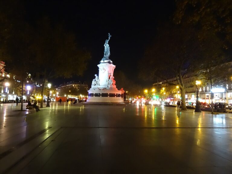 Plaza de la República de París de noche, casi vacía durante los toques de queda en Francia, con el monumento iluminado