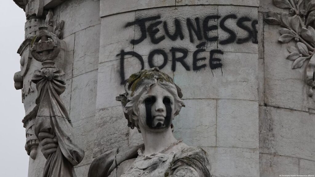 Toques de queda en París: la estatua de la República vandalizada con la pintada Jeunesse Dorée tras los disturbios