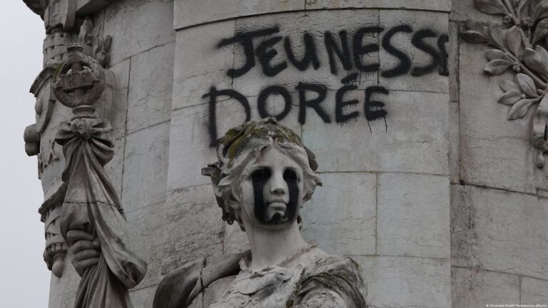 Toques de queda en París: la estatua de la República vandalizada con la pintada Jeunesse Dorée tras los disturbios
