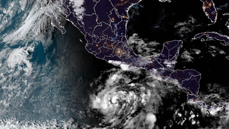 Tormenta tropical Vance: imagen satelital del ciclón al sur de la costa de Guerrero, México, en el océano Pacífico