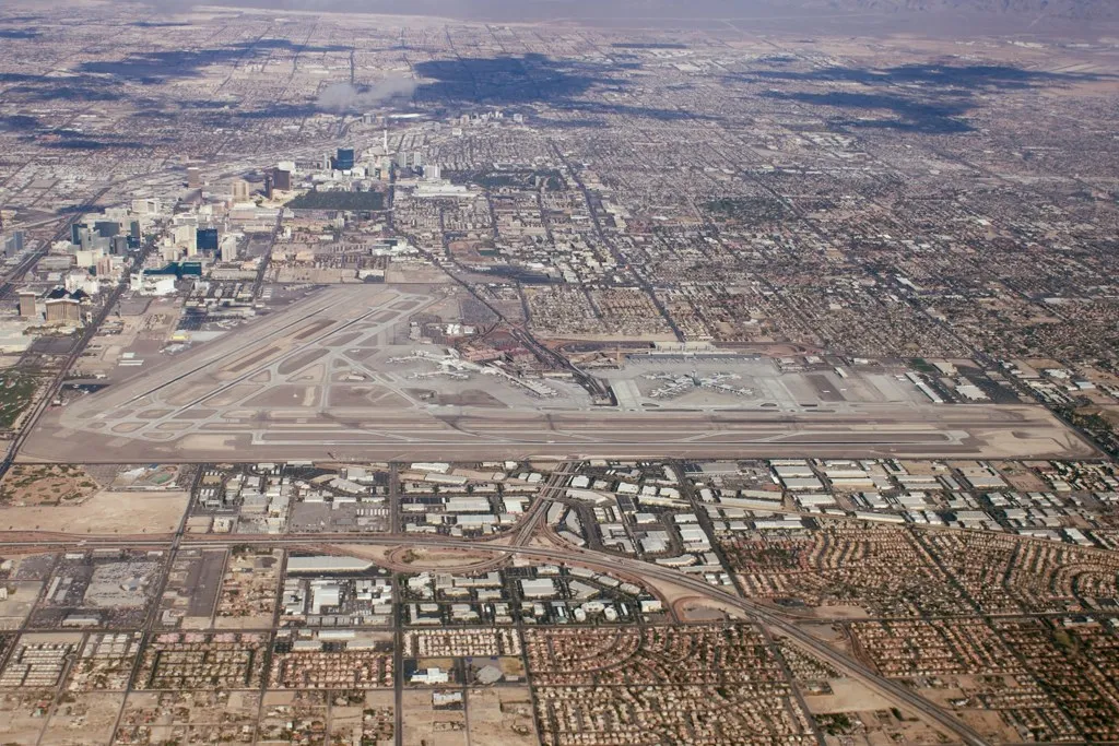 tormentas en Las Vegas: vista aérea del Aeropuerto Internacional Harry Reid, con las pistas y la ciudad al fondo