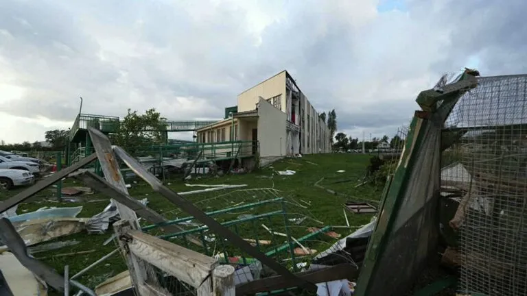 Tornado en Requínoa: escombros y cercas destruidas frente al colegio dañado por el tornado EF-2 en la región de O'Higgins, Chile