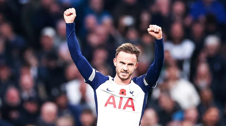 Tottenham 3-1 Coventry: James Maddison celebra con los brazos en alto con la camiseta de los Spurs