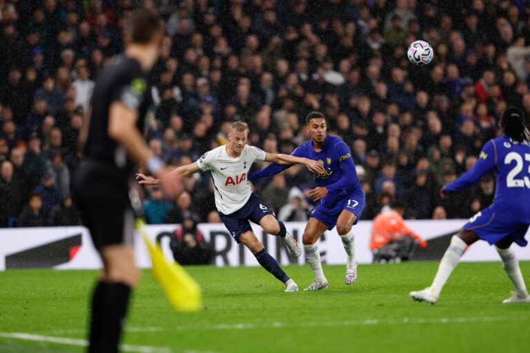Un jugador del Tottenham disputa la pelota con dos del Chelsea en el partido en el que el Tottenham vence al Chelsea 0-2 en Stamford Bridge