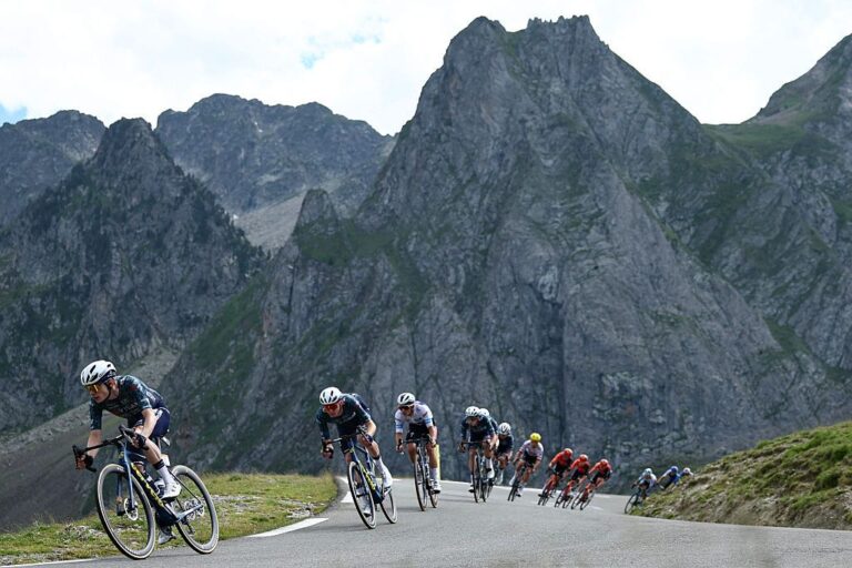 Pelotón del Tour de Francia 2027 descendiendo un puerto de los Pirineos