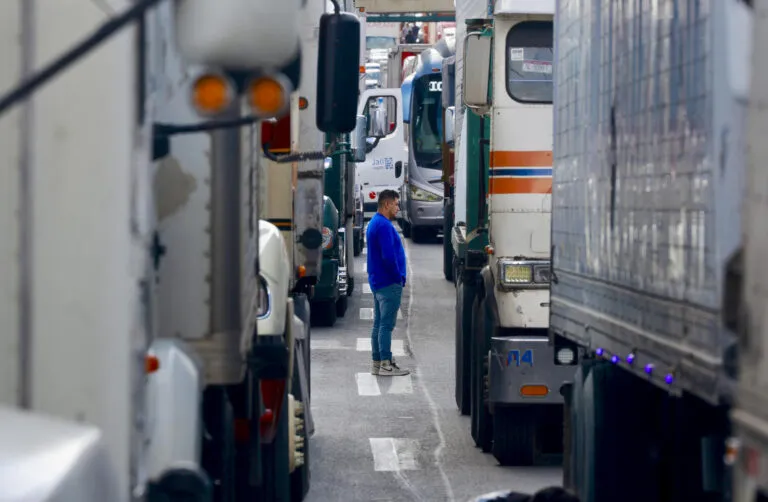 Transportistas levantan los bloqueos: camiones de carga detenidos en una carretera de México durante el paro nacional del sector