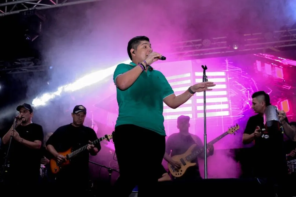 Traslado de Kbeto Zuleta: el cantante vallenato Kbeto Zuleta cantando en un concierto con su agrupación