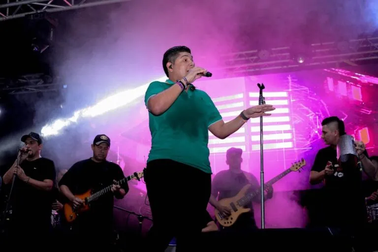 Traslado de Kbeto Zuleta: el cantante vallenato Kbeto Zuleta cantando en un concierto con su agrupación