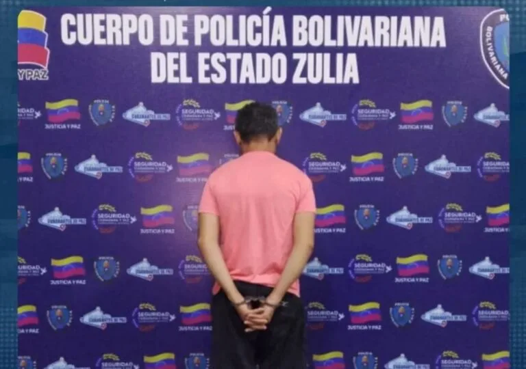 Detenido por trato cruel en Maracaibo, esposado y de espaldas ante el fondo del Cuerpo de Policía Bolivariana del estado Zulia