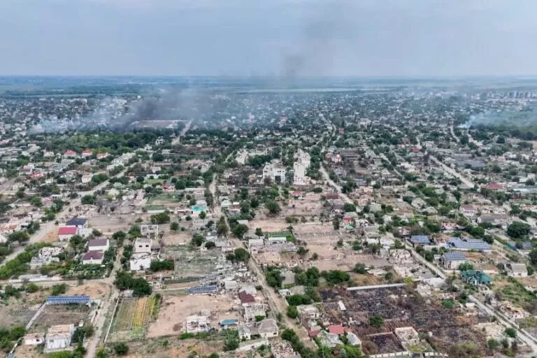 Tregua en Oleshky: vista aérea de una localidad del frente del sur de Ucrania con viviendas destruidas y columnas de humo