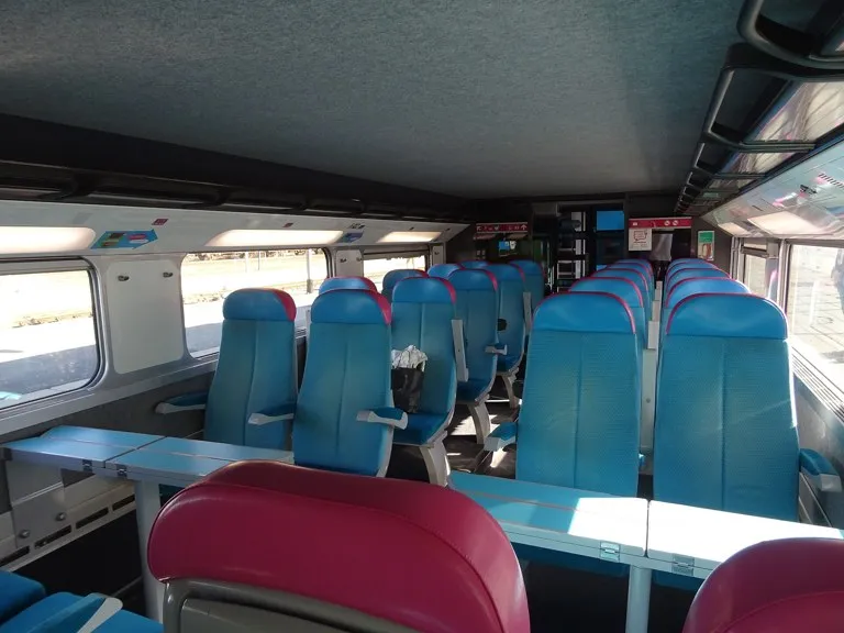tren Ouigo detenido: interior de un tren Ouigo de alta velocidad en España