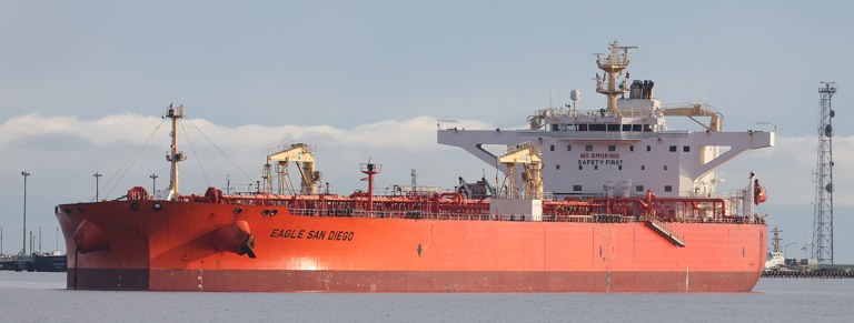 Buque petrolero de crudo navegando, imagen representativa de los tres petroleros en llamas en Ormuz
