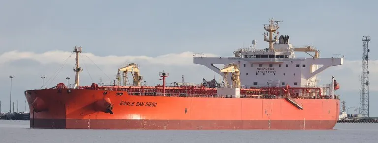Buque petrolero de crudo navegando, imagen representativa de los tres petroleros en llamas en Ormuz