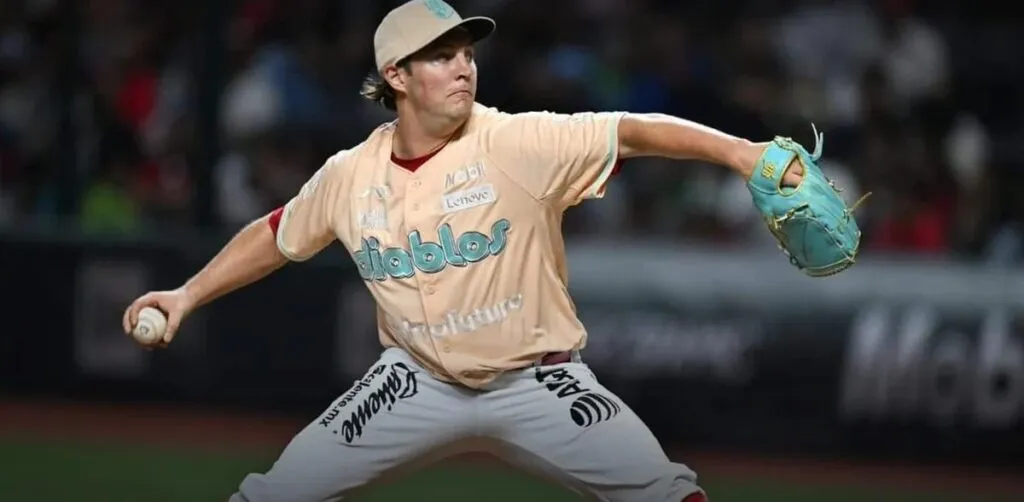 Trevor Bauer lanzando con los Diablos Rojos de México antes de su debut con las Estrellas Orientales en Lidom
