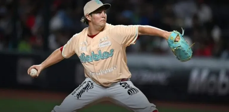 Trevor Bauer lanzando con los Diablos Rojos de México antes de su debut con las Estrellas Orientales en Lidom