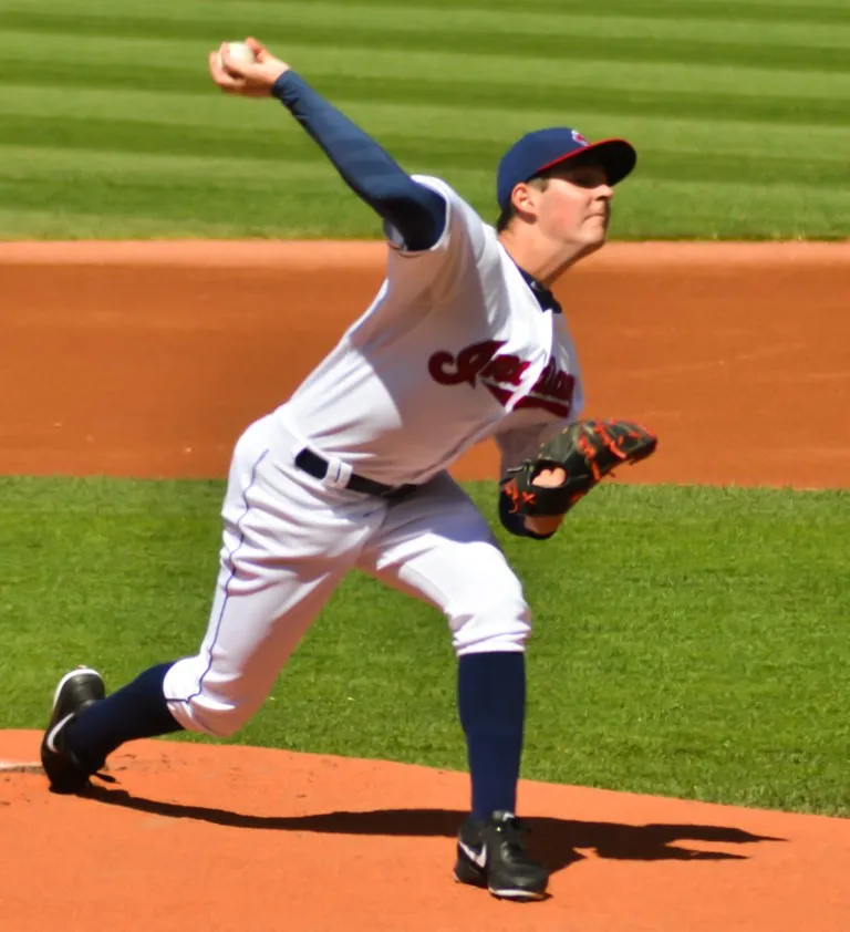 Trevor Bauer lanzando con el uniforme de Cleveland en un partido de las Grandes Ligas