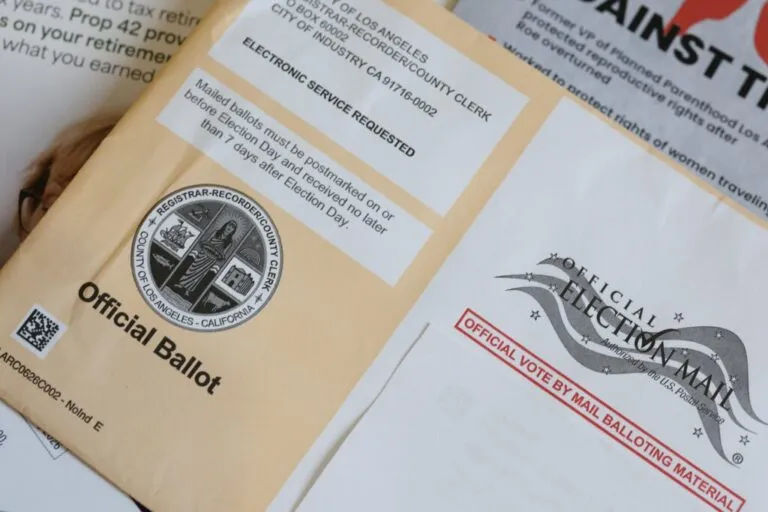 Sobre oficial de una papeleta de voto por correo del condado de Los Ángeles, en la disputa por los votos por correo de California
