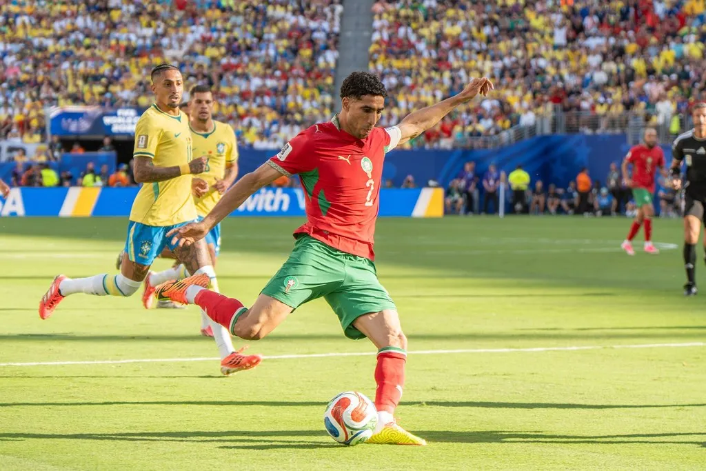 triplete de Hakimi: Achraf Hakimi golpea el balón en acción con la selección de Marruecos, con la cara visible y el cuerpo completo