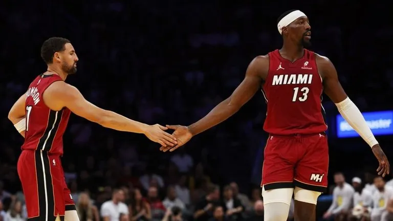Klay Thompson, del Miami Heat, choca la mano con Bam Adebayo durante el triunfo del Heat sobre los Pacers en la NBA Cup