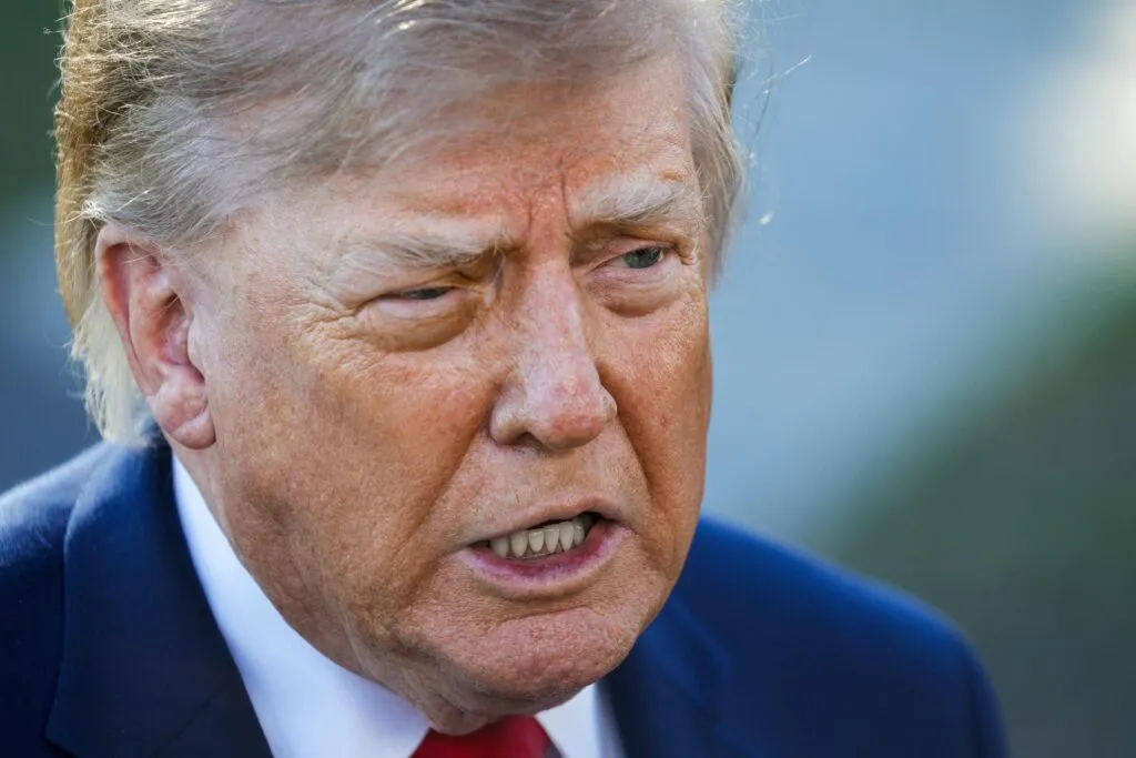 Trump aceptará el resultado de las elecciones legislativas: Donald Trump en primer plano hablando antes de viajar a Texas