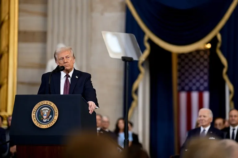 Donald Trump pronuncia un discurso, en una foto oficial, mientras augura cambios en el Gobierno de Cuba