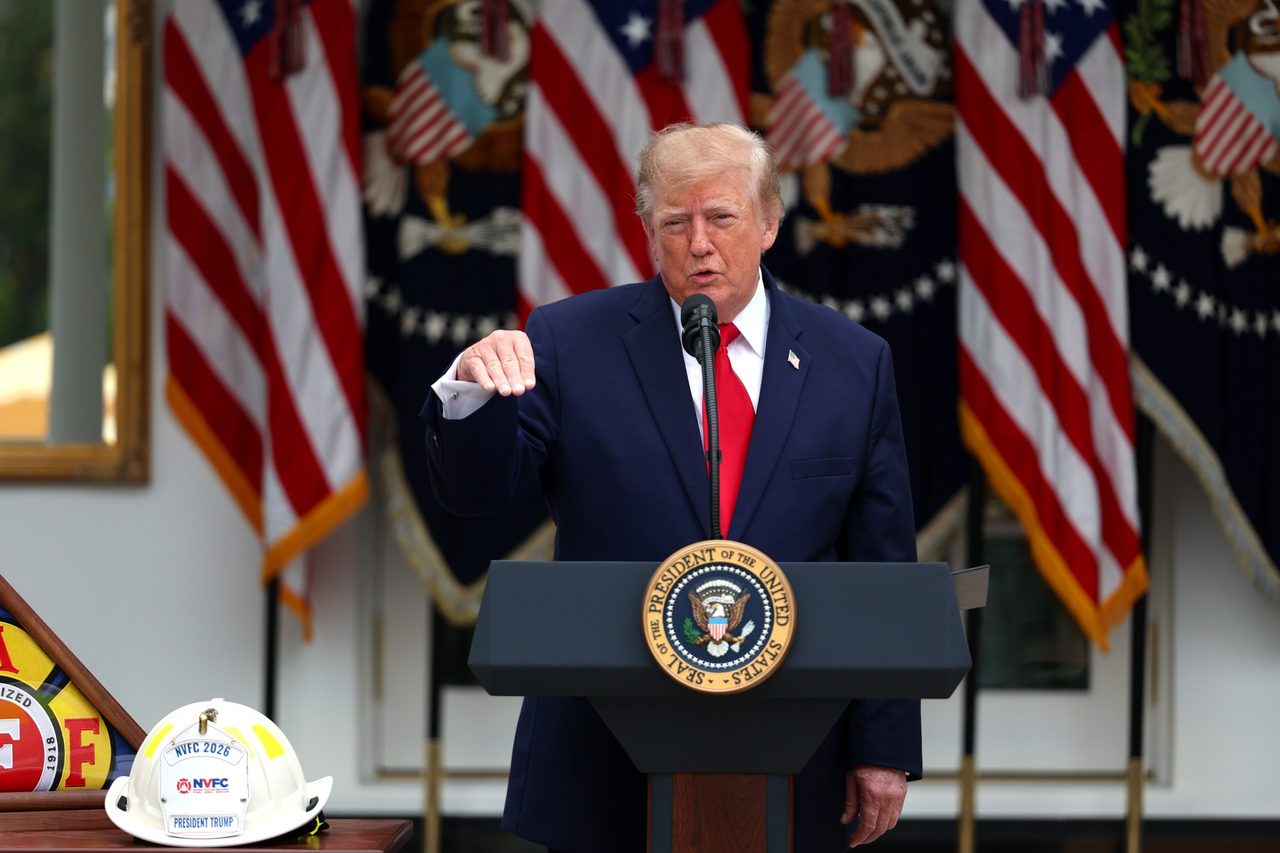 Trump reitera que los carteles controlan México y afirma que se lo dijo a Sheinbaum Carteles controlan México: Donald Trump gesticula desde el podio presidencial en los jardines de la Casa Blanca