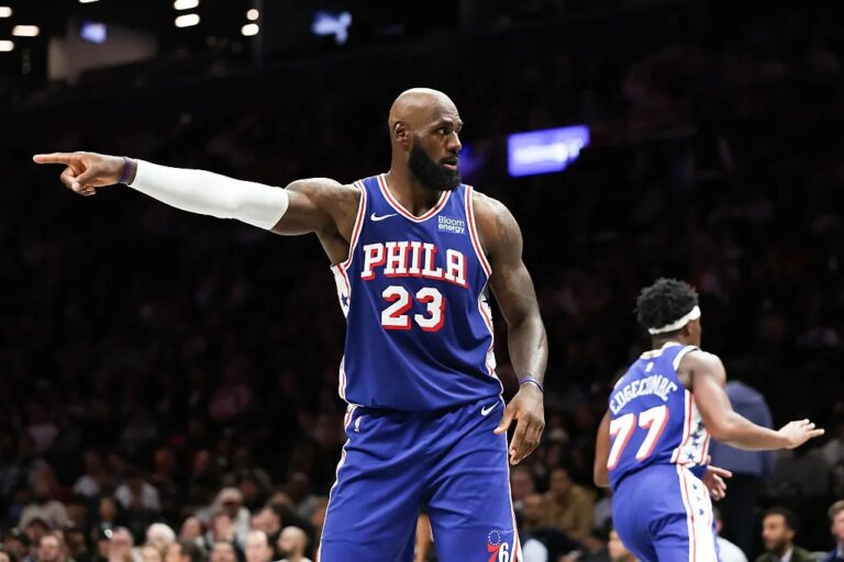 Trump critica a LeBron James: el alero de los Philadelphia 76ers durante un partido de la NBA