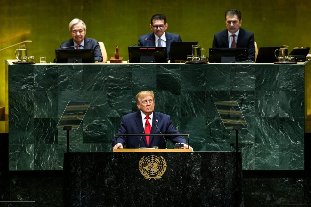 Donald Trump en un podio durante un discurso oficial: Trump declarará bajo juramento en su demanda contra la BBC