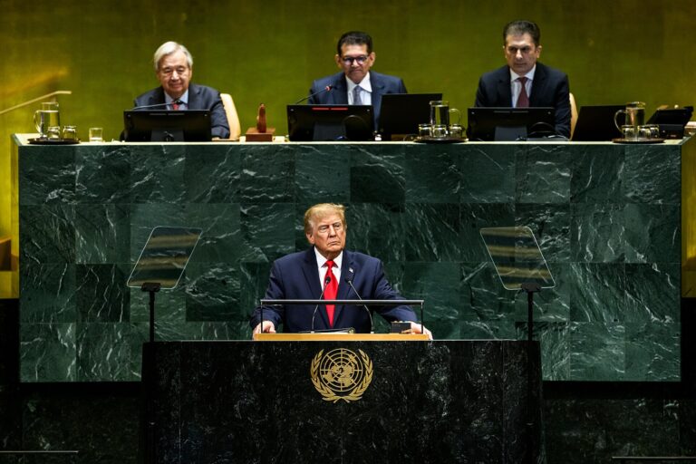 Donald Trump en un podio durante un discurso oficial: Trump declarará bajo juramento en su demanda contra la BBC