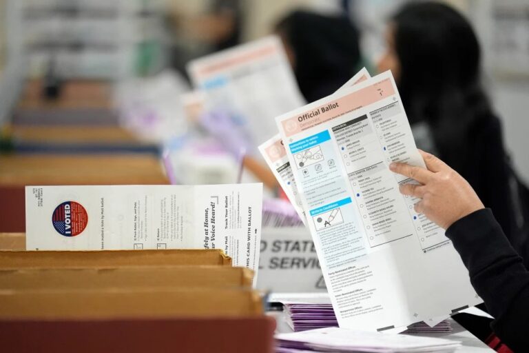 Trump demanda a California: trabajadora electoral sostiene una boleta oficial durante el procesamiento de boletas por correo en California