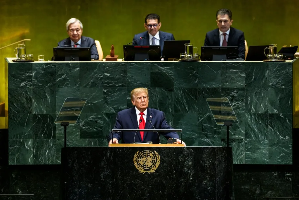 Donald Trump en un acto oficial mientras defiende que el diálogo con Irán sigue abierto